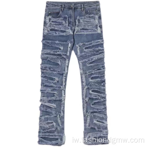 אנשי ג'ינס מוערמים רזים ונקרעים